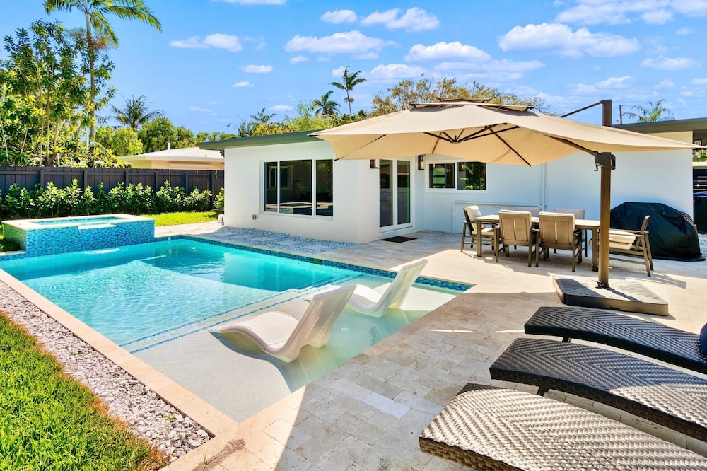 Stunning Poolside Luxury Retreat - featured photo
