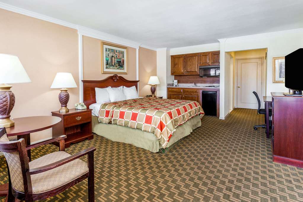 Days Inn & Suites by Wyndham Roseville Detroit - photo 12