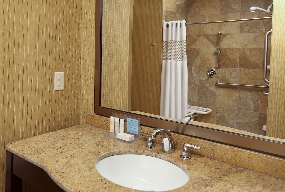 Hampton Inn & Suites by Hilton Fargo Medical Center - photo 16