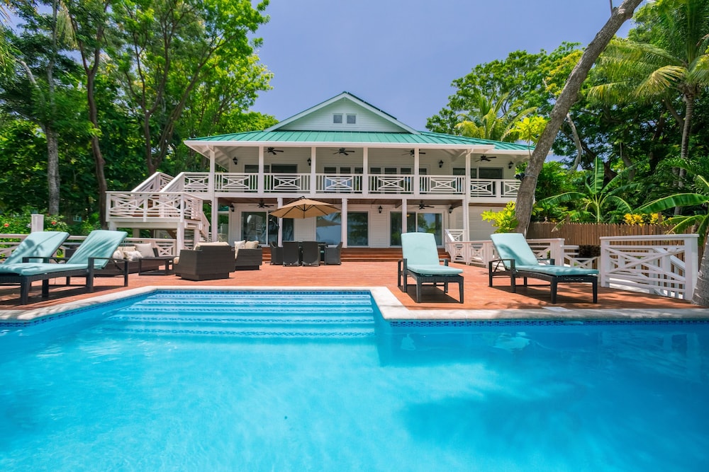 Serenity Beach House — 4-Star Luxury Hotel in Sandy Bay, Honduras