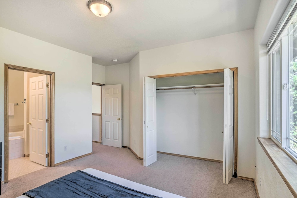 Bright Klamath Falls Townhome w Resort Perks - photo 10