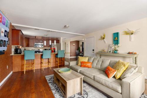 Newark Gem Ruby 3BR 3BA Sleeps 14 Walk to Prudential Center and Newark Penn Station Near EWR and American Dream Mall includes Parking WiFi Laundry Backyard Gym in Newark, United States