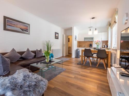 Dünenpark Binz Komfortplus Ferienwohnung mit 1 Schlafzimmer und Balkon im Obergeschoss 046 — 4-Star Luxury Hotel in Ostseebad Binz, Germany