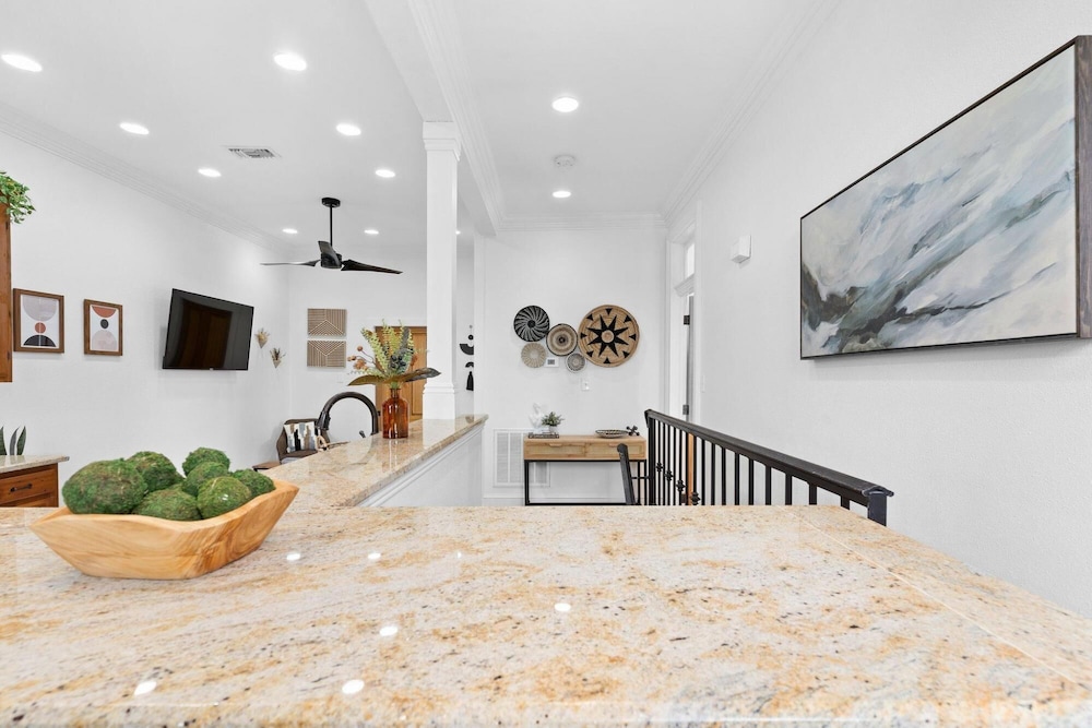 Mid City 2BR w Balcony Near Canal Streetcar - photo 14