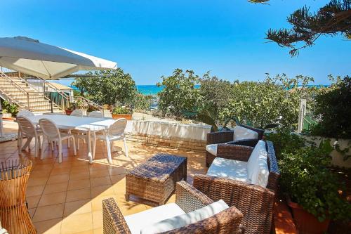Villa Azzurra a pochi passi dal mare — 4-Star Luxury Hotel in Castellammare Del Golfo, Italy