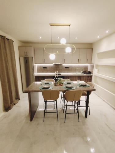 Ghini venes Καλώς ήλθες in Trikala, Greece