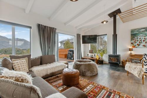 Home with Alpine Views Wanaka — 4-Star Luxury Hotel in Wanaka, New Zealand