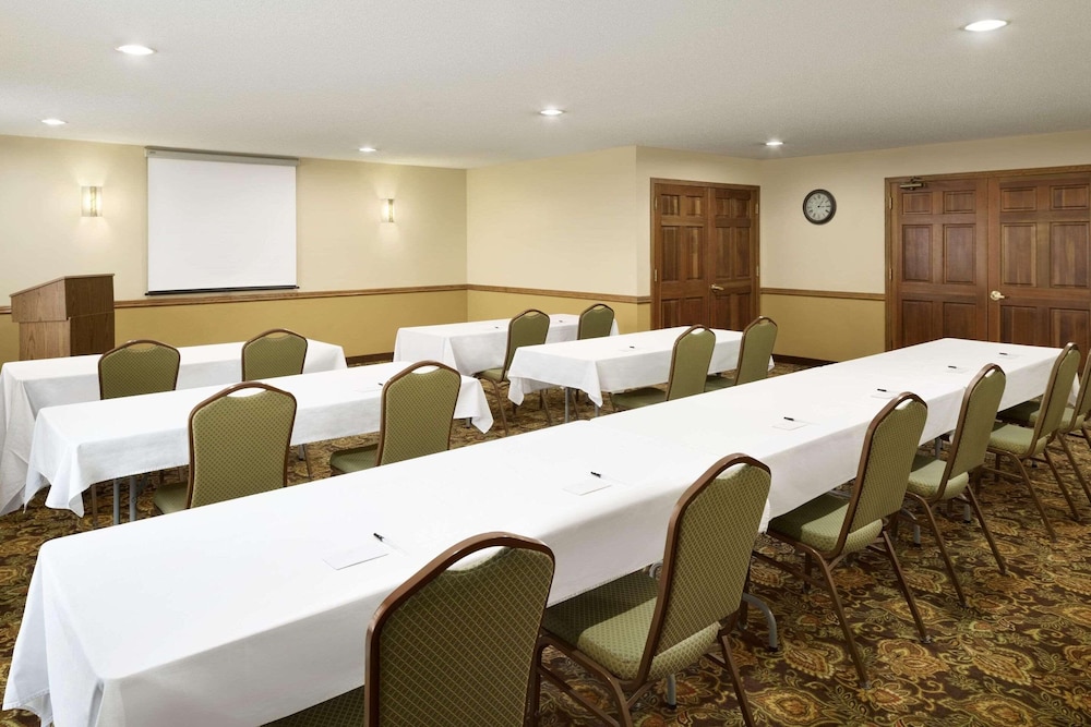 Country Inn & Suites by Radisson Grinnell IA - photo 15