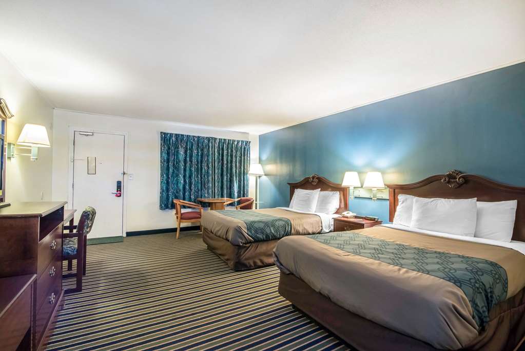 Econo Lodge Brattleboro South - photo 19