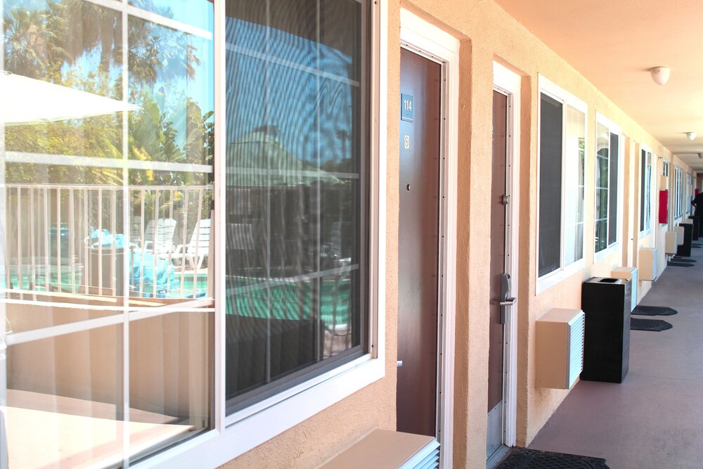 Pacific Inn and Suites - photo 35