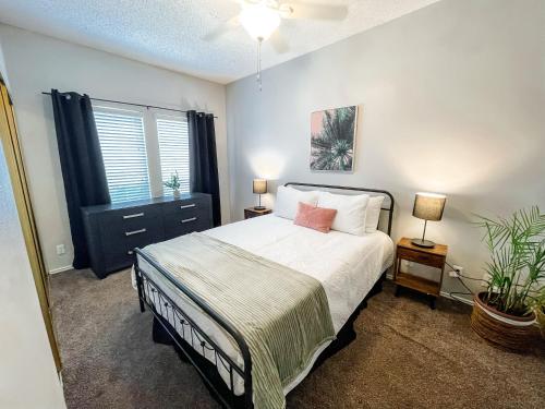 Cozy and Quiet with Easy Access & Private Garage — 4-Star Luxury Hotel in Corpus Christi, United States