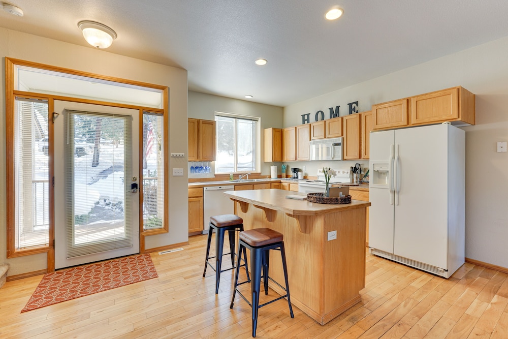 Klamath Falls Townhome w Deck & Resort Amenities - photo 7