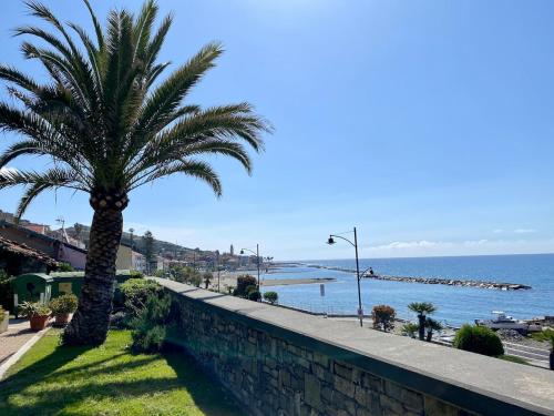 B195 Donego Elegante alloggio al mare — 4-Star Luxury Hotel in Santo Stefano Al Mare, Italy