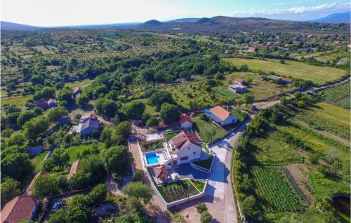 Cozy Home In Unesic With Sauna — 4-Star Luxury Hotel in Unesic, Croatia