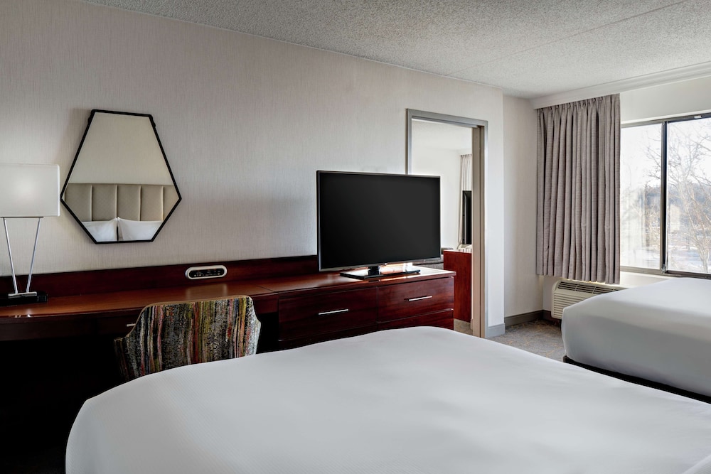 DoubleTree by Hilton Fairfield Hotel & Suites - photo 23