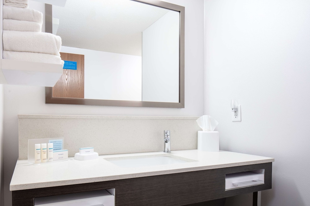 Hampton Inn Freeport - photo 15