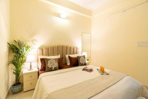 Homlee Vasundhara 2BHK Flat kitchen Parking Lift — 4-Star Luxury Hotel in Ghaziabad, India