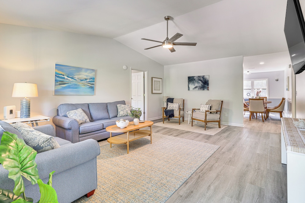 Newly Renovated Home in Oak Island — 4-Star Luxury Hotel in Oak Island, United States