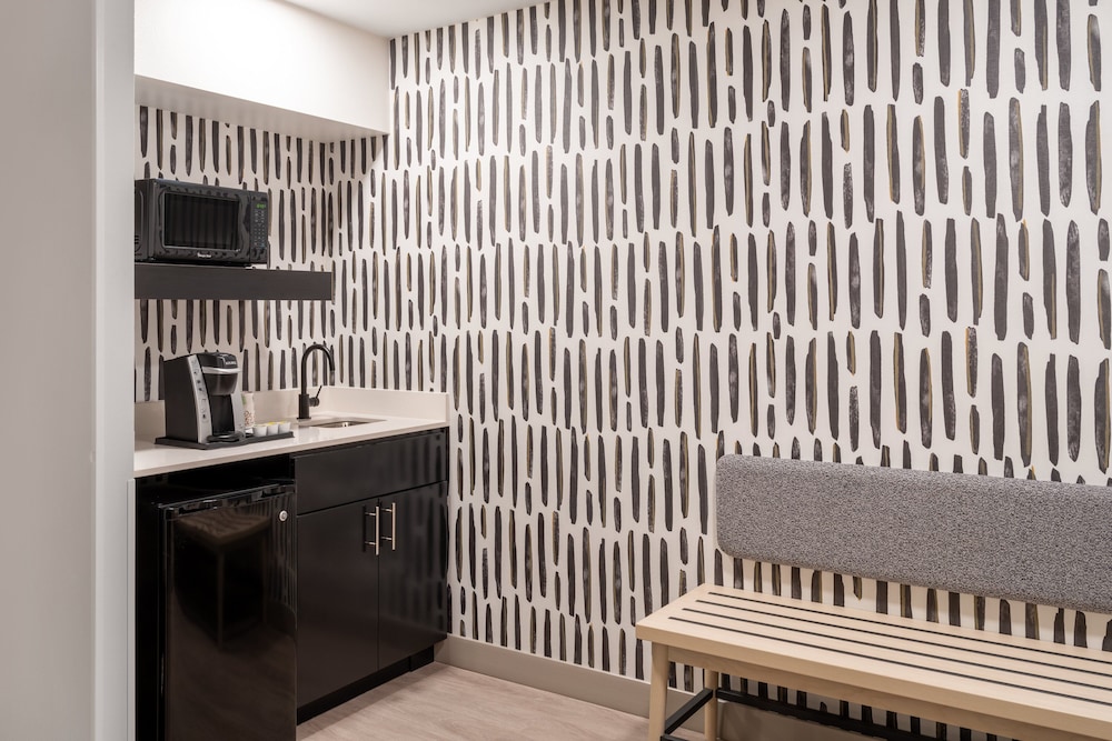 Atwell Suites Austin Airport by IHG - photo 17