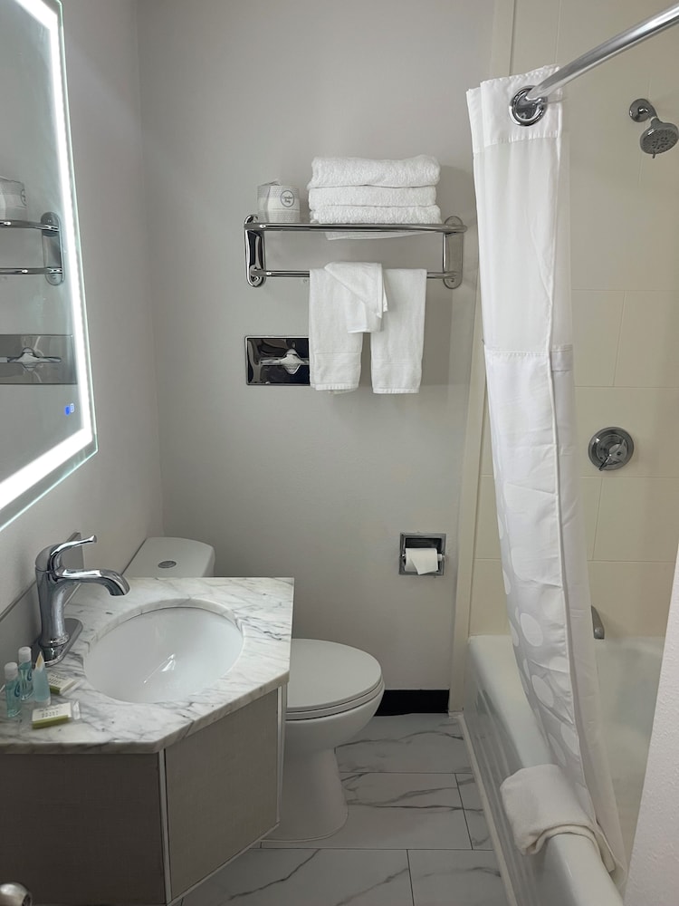 Econo Lodge Malden - photo 11