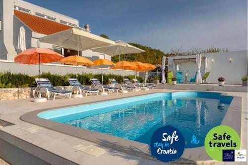 Rustic Villa Florice with a pool — 4-Star Luxury Hotel in Lecevica, Croatia