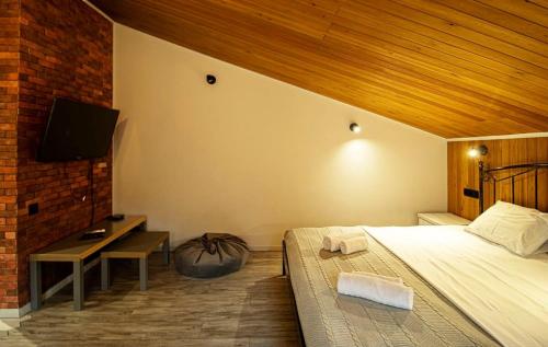Top Location Cozy Wooden Ceiling Apt by Wehost