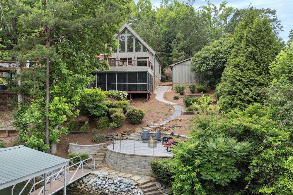 Lakefront Keowee Home with Dock 14 Mi to Clemson — 4-Star Luxury Hotel in Seneca, United States