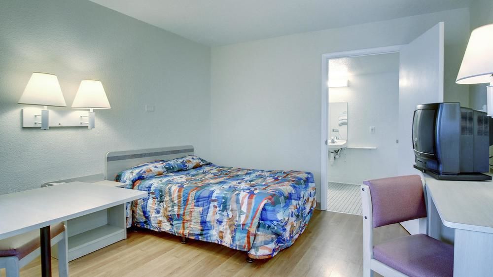 Motel 6 Manhattan - photo 5
