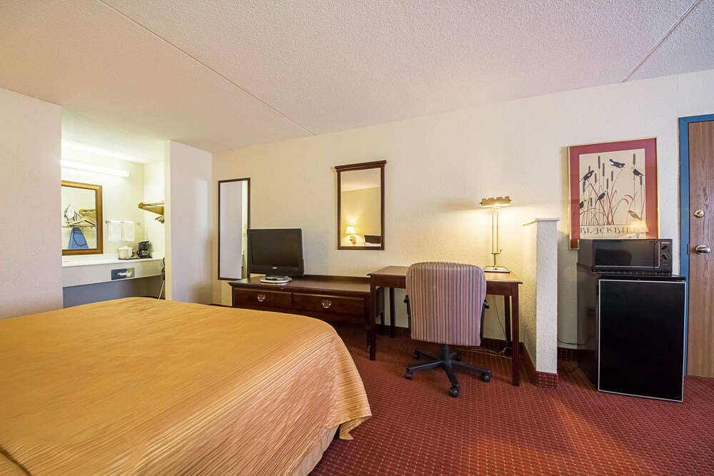 Econo Lodge Inn & Suites Bentonville Rodgers - photo 21