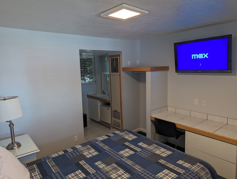 Majestic Rockies Motel - photo 9