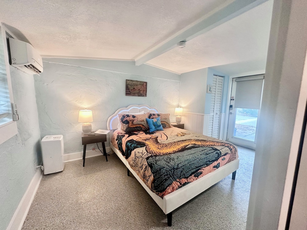 Neptune's Grotto Waterfront Retreat - photo 16