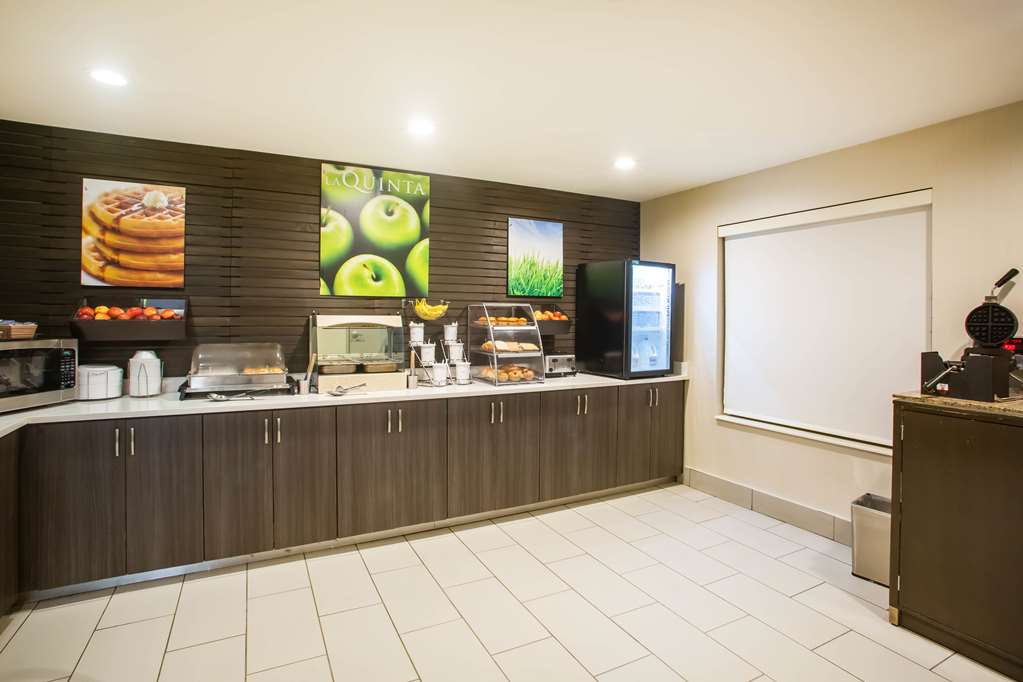 La Quinta Inn & Suites by Wyndham Pontoon Beach - photo 10