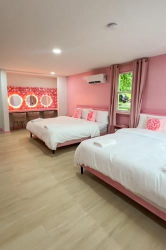 Pink Nashville Cottage Girls' Trip 12 Min to Broadway — 4-Star Luxury Hotel in Nashville, United States