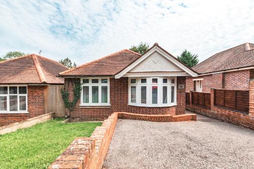 Family Gathering Bungalow — 4-Star Luxury Hotel in Southampton, United Kingdom