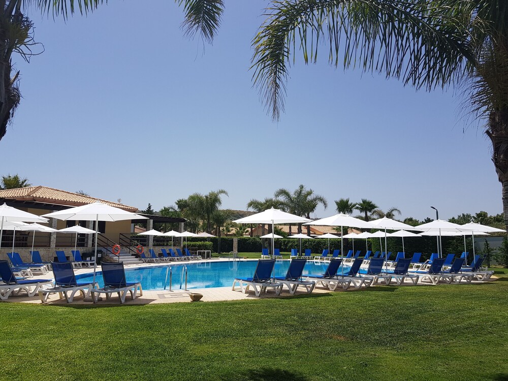 Residence Hydria — 4-Star Luxury Hotel in Campofelice Di Roccella, Italy