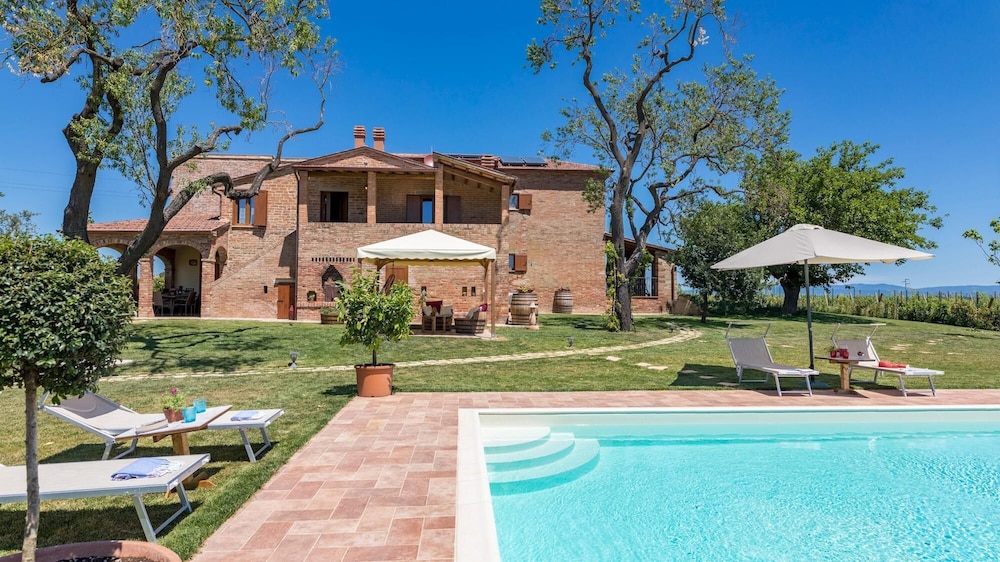 Il Grillo 10 in Montepulciano Stazione — 4-Star Luxury Hotel in Montepulciano, Italy