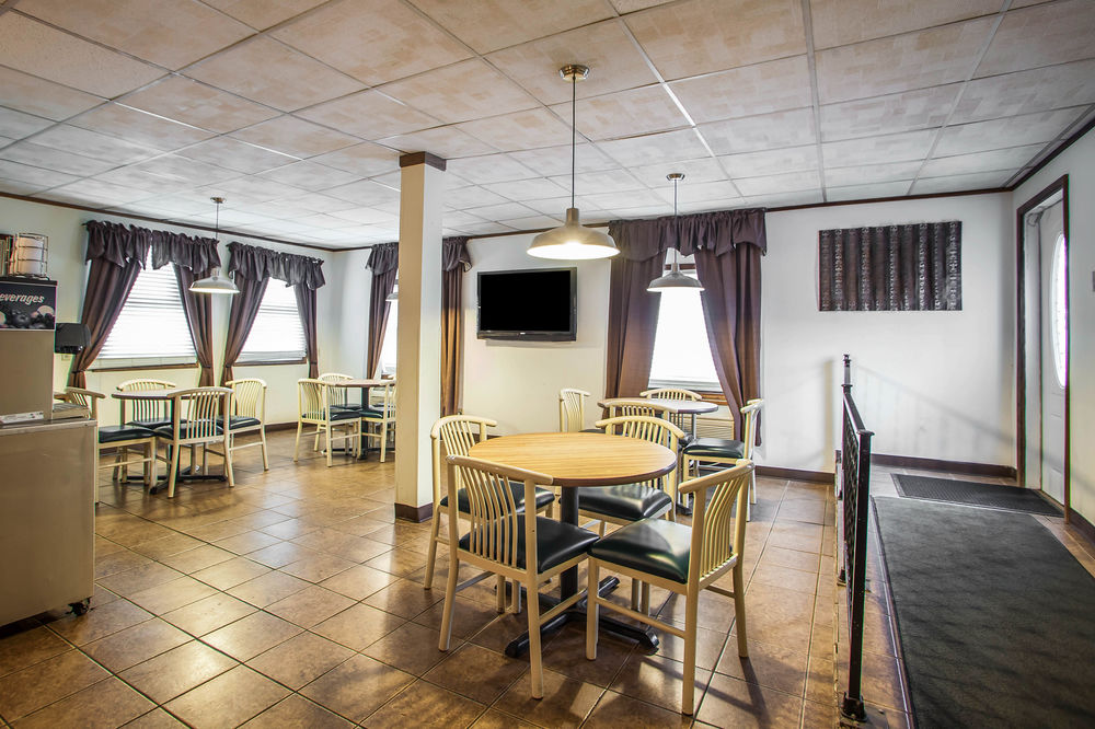 Econo Lodge Hannibal - photo 13