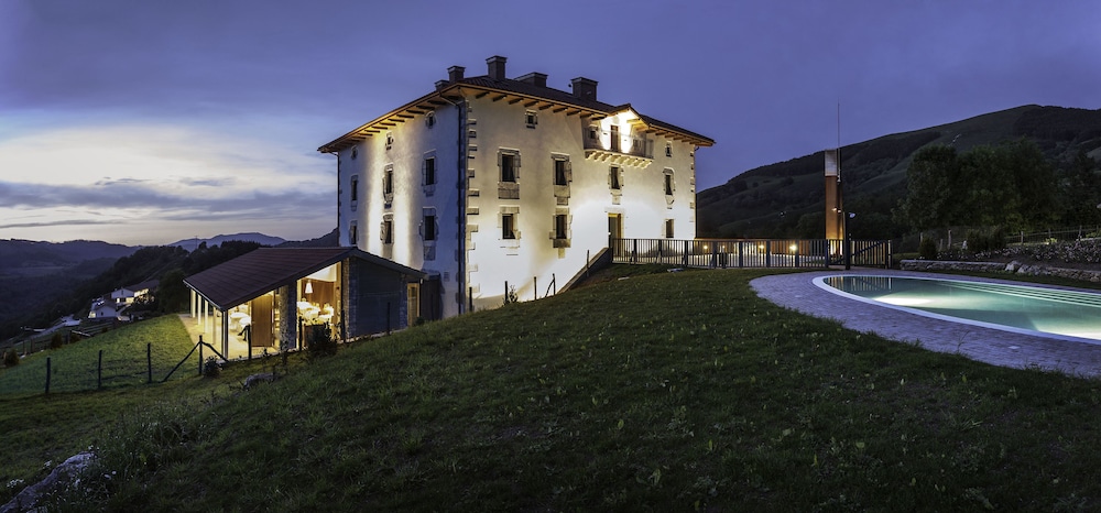 Palacio De Yrisarri By Irrisarri Land — Igantzi