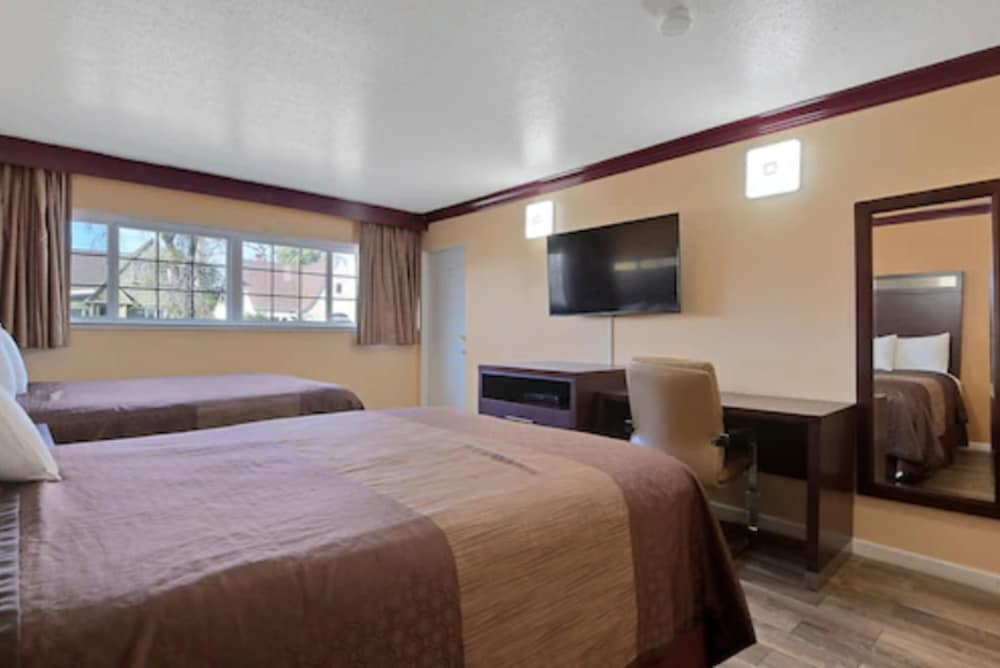 America's Deluxe Inn - photo 20