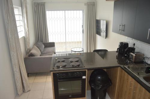 Oasis Renovated Queen extra length bed apartment