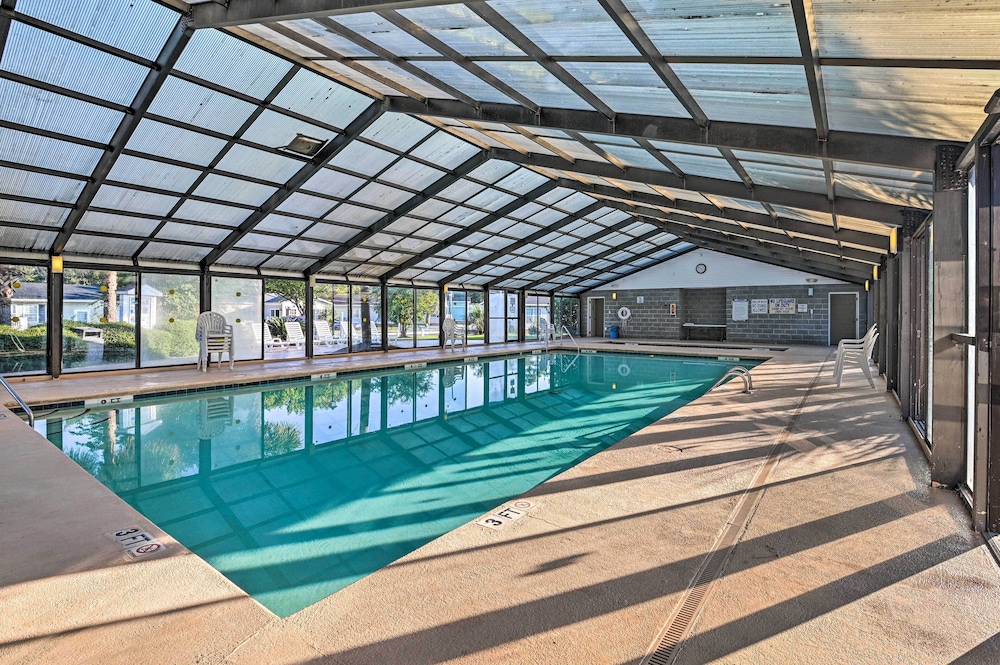 Resort Home about 1 Mi to Myrtle Beach Access — 4-Star Luxury Hotel in Myrtle Beach, United States