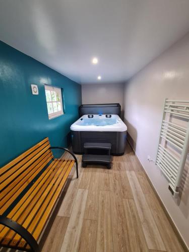 Le Domaine de Baracas Le Petit GArte 4 Actoiles SPA 2 A 4 personnes — 4-Star Luxury Hotel in Huisseau-Sur-Mauves, France