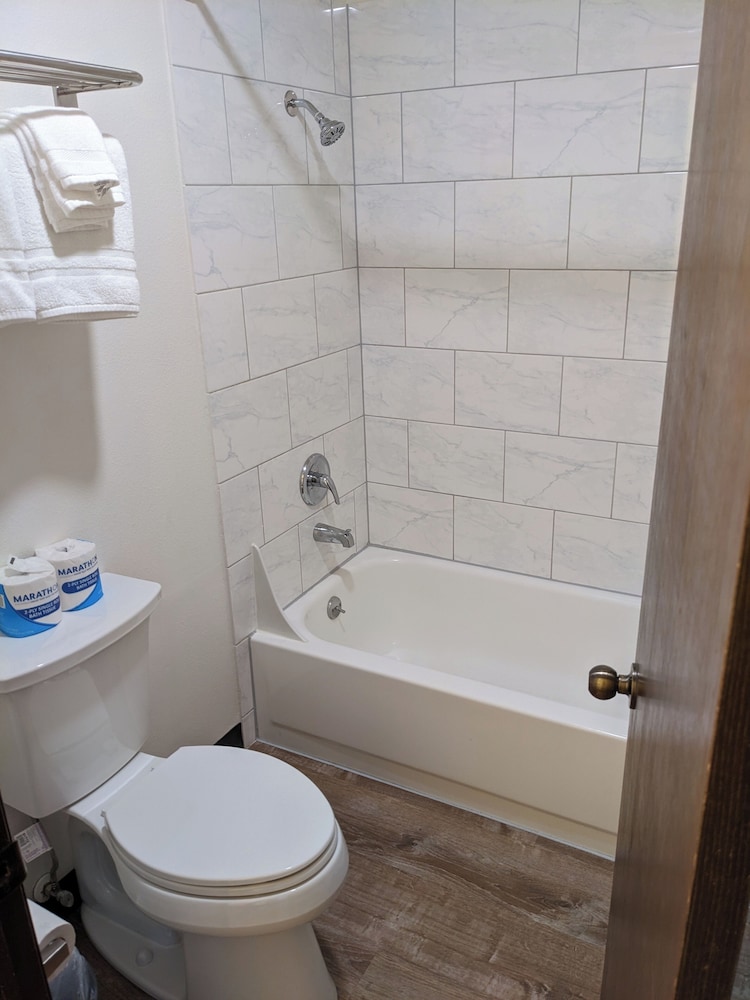 K&E Motor Inn - photo 9