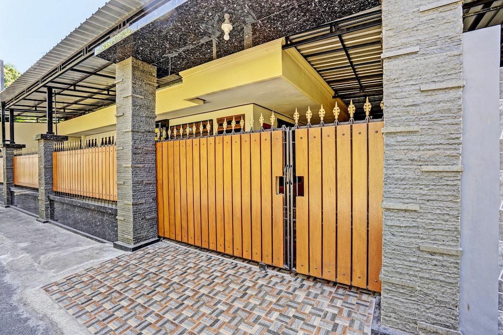 OYO Life 92785 Wisma Trubus Syariah in Tuban, Indonesia