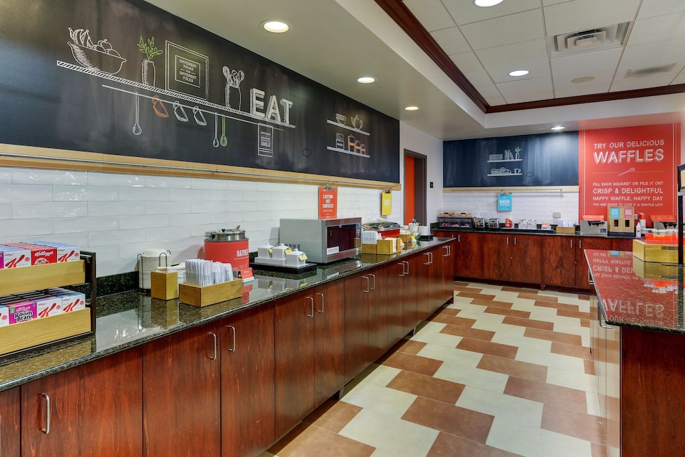 Hampton Inn & Suites Indianapolis Airport - photo 47