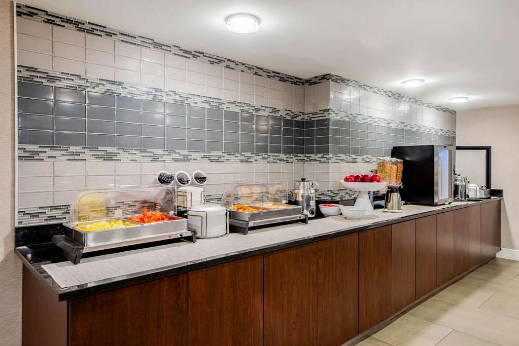 La Quinta Inn & Suites by Wyndham Baltimore BWI Airport - photo 79