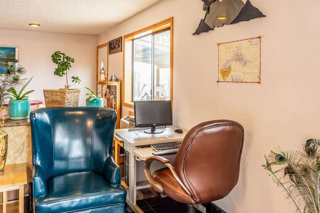 Econo Lodge Inn & Suites Madras - photo 38