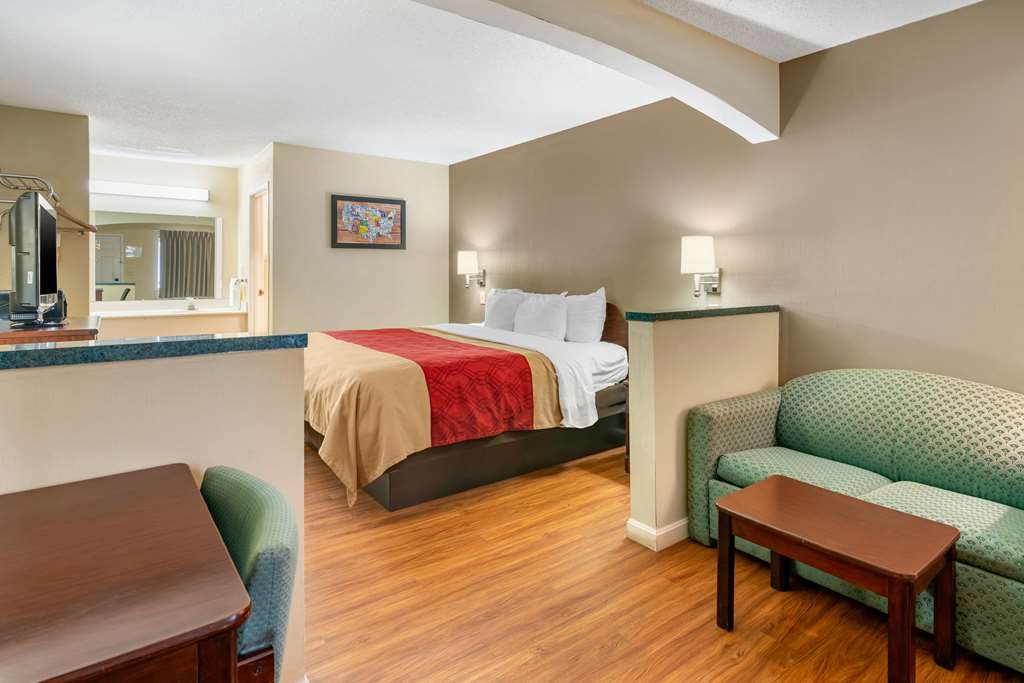 Econo Lodge Inn & Suites Southeast - photo 5