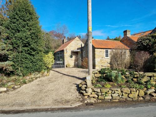 Burnside Cottage — 4-Star Luxury Hotel in Sleights, United Kingdom
