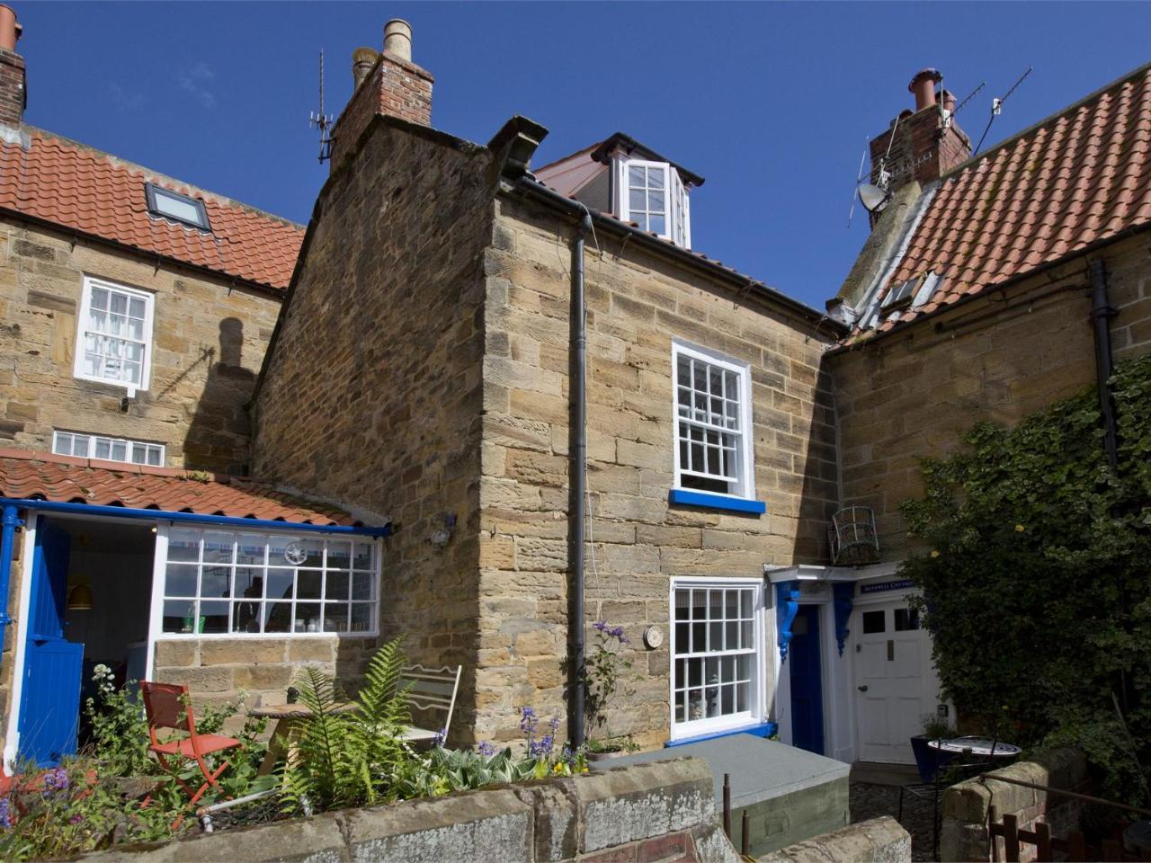 2 Bed in Robin Hoods Bay oc g0085